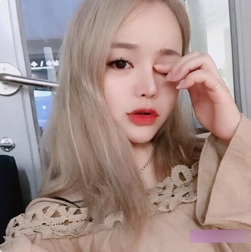 熟女尤物Anlizhaomio的性感私人作品，火辣身材优势加红色服装，美少女造型诱惑力十足！