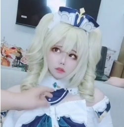 伪娘小舞酱COS芭芭拉前后夹击