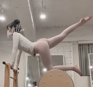 尤物女神星优儿的闺蜜与猛男们的多人互动轰趴派对视频（1V，467MB）