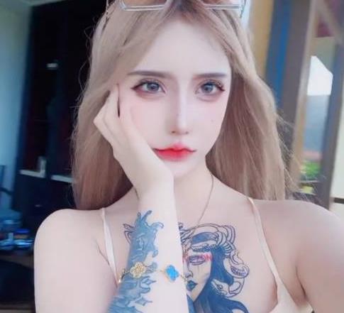 金伊娜在抖音上的吃瓜视频引发关注