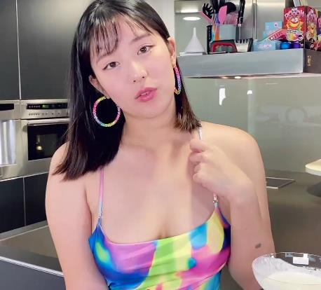 留学生欧祖儿穿着高跟鞋的长裙，与男同学在厨房中展开激烈战斗