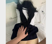 精选JK妹子呐喊姿势双马尾后推车