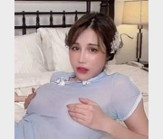 台湾网红辛尤里见证下水作，展现粉黛风旗袍风格