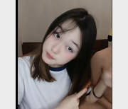 清纯长发美女：时尚界和广告行业的美丽符号