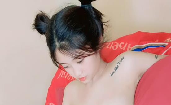 光“阴”纹身小姑娘直播教育渣男，手腕纹身约会失望支持