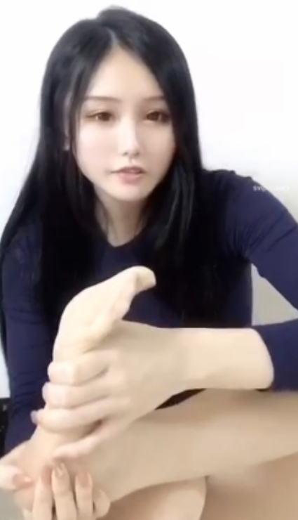 妮妮酱定制丝足舔脚视频1V+199M百度云下载