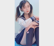 微博鱼丸珍藏版视频，粉嫩妹子穿水手服，露丝质袜子，大小774m