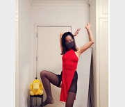 抖音人气女神诗宝黑丝果舞视频