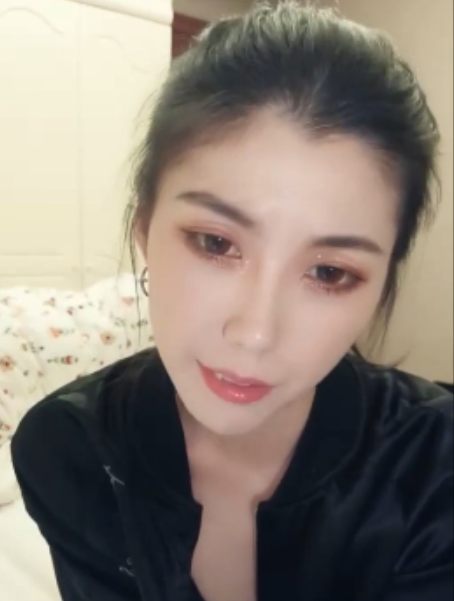 卡哇伊主播cccllll首秀1V2G视频下载，售价10软妹币