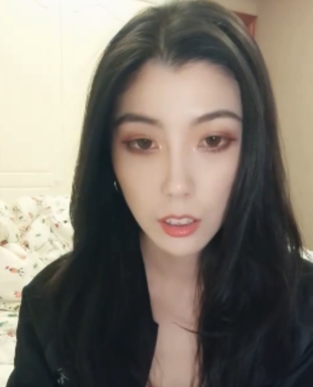 卡哇伊主播cccllll首秀1V2G视频下载，售价10软妹币