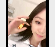 NeiNei粉嫩女神自拍视频，时长1分34秒，颜值身材神器车灯展示