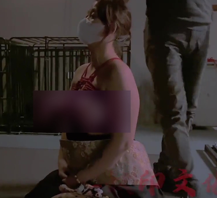 推特新晋SM大神奴印文化：优质身材反差妹子下雪圣水人体蜈蚣合集