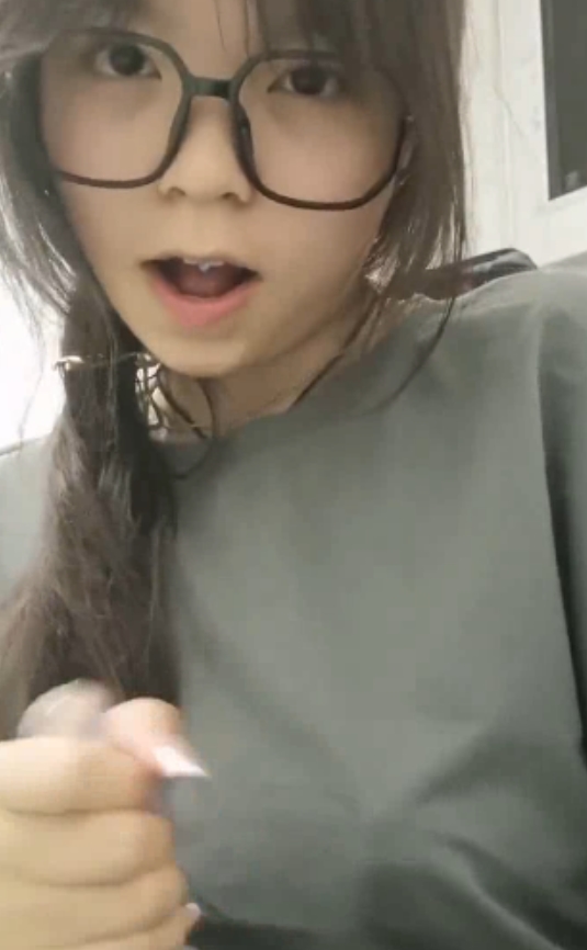 眼镜妹自拍宿舍大胆放飞自我，19分51秒626.73MB视频火爆上线