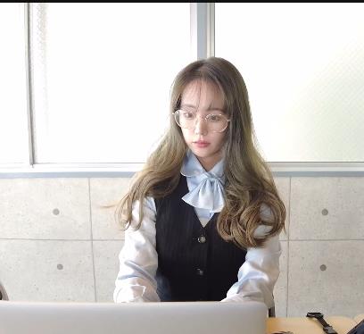 Naomii：领导视频通话，作者自拍，时长19分钟，画面诱人，棒棒糖下水道，小伙伴们快来观看！