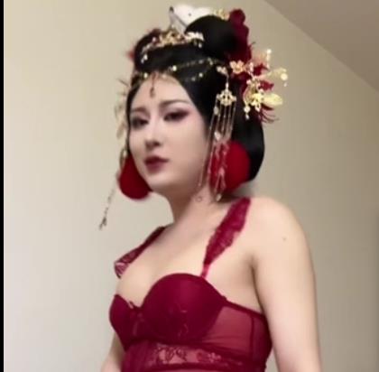 TS安然：棒棒糖自拍，修后院下水道猥琐表情，15分钟时长