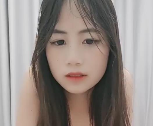 清纯学妹苏依依自拍视频：嫩嫩侧身展现棒棒糖魅力