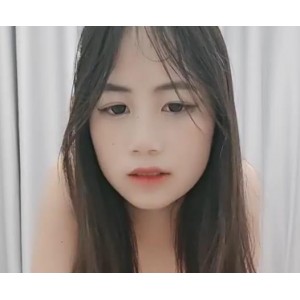 清纯学妹苏依依自拍视频：嫩嫩侧身展现棒棒糖魅力