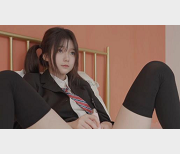 小恩校服楼道自拍1V-2.7G，清新稚气小姐姐哥哥同框