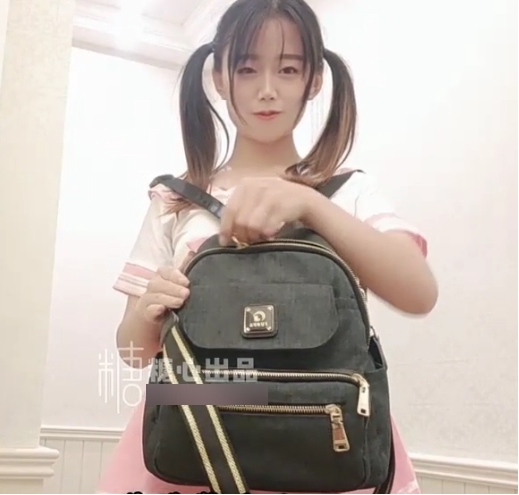 在她的清新可爱和成熟性感之间。