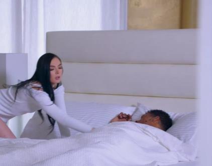 职业女Y自拍35分钟欧美作品，双管齐下展现黑人魅力