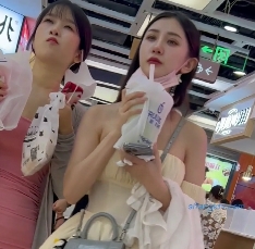 商场美女小姐姐被抄底，跟拍视频1个，大小470M，其中一位垫着护垫