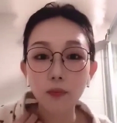 东北眼镜姑娘与男友视频通话洗澡情难自禁自娱自乐逗趣[1V+252MB][百度盘]