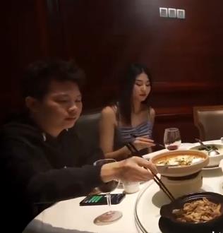 《堕落人Q：自拍4V大制作，1.8G连载作品，惊艳天花板》