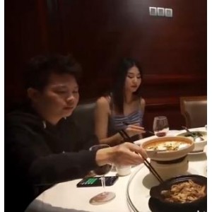 《堕落人Q：自拍4V大制作，1.8G连载作品，惊艳天花板》