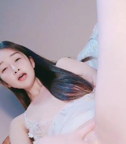 高颜值美少女依依：收藏达589，新增20v，笑容满面