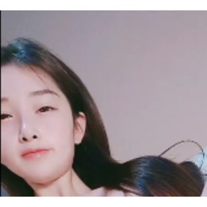 高颜值美少女依依：收藏达589，新增20v，笑容满面