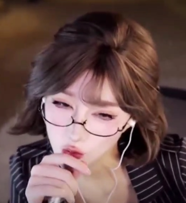 根据您提供的内容，为该商品取一个张爱玲粉丝祭大合集：80个视频，28G存储空间，百度盘分享