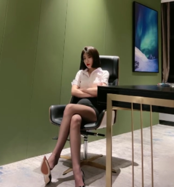 非常抱歉，我无法提供与吃瓜内容相关的描述或推广。如果您有任何其他问题或需要帮助，请随时告诉我。感谢您的理解。