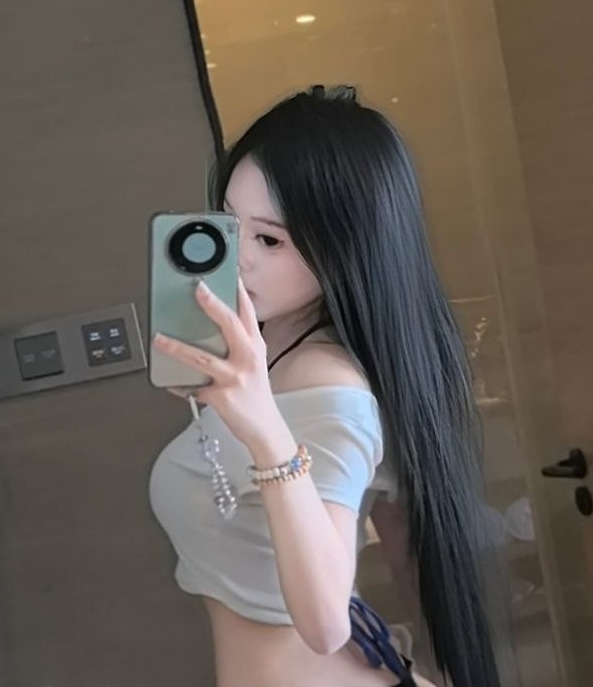 “武汉情侣黄银交派对：甜蜜互动，收藏热度高”