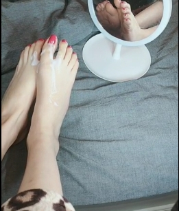 YuYu超甜丫：微信女神博主，定制高品质丝足美腿视频，光脚小姐姐引爆朋友圈