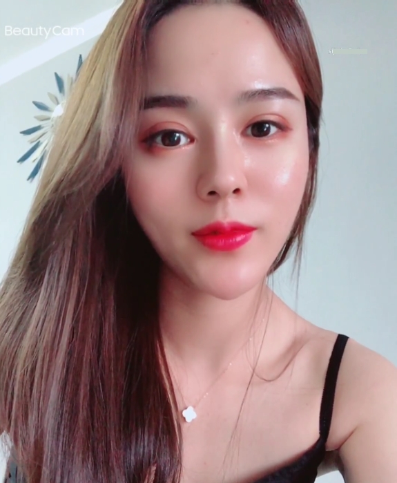 修长美丽的脚系列视频，易直播六一定制福利，丝袜高跟足完美展示，私信获取下载解压