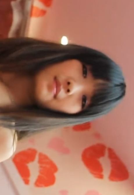 17个55mb尺度私拍視频，外表清秀的國模小黎展现多样魅力