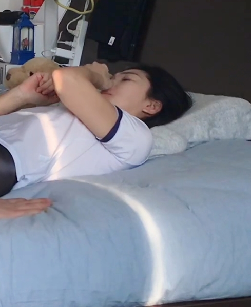 泡良大神发布1v+1.42G视频《狮子座》：小护士与男友的亲密关系，需下载解压，推荐bandizip和ZArchiverPro