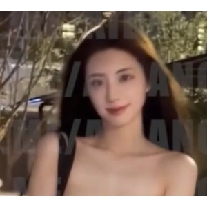 风采。无论是在MV中展现的舞蹈技巧，还是在饭拍中展现的真实一面，李娜都展现了一个韩国女团成员应有的魅力。如果你也是这个女团的粉丝，那么这段700MB，时长22.1分钟的去衣MV绝对是你不容错过的收藏品！赶快在百度或ED2K上搜索吧！