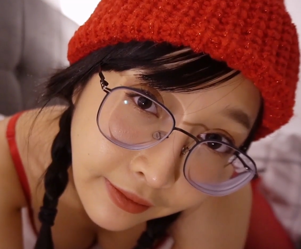 ，吸引了许多粉丝的喜爱。如果你也是眼镜妹deerlong的粉丝，不妨收藏这个包含219个视频的原档合集，让你随时随地感受她独特的魅力。