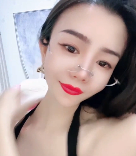 [自行打包]+美妆店美腿女神~【鱼鱼腿很长】道具玩弄位爆撩+[V4+3.5G][百度盘]