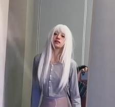 位女主角扮演着一个神秘的角色，戴着黑色手套，看起来神秘而迷人。她的出现给整个表演增添了一丝神秘感，让人不禁想要揭开她的身份。整个视频充满了悬疑和惊喜，小二先生的指挥、白毛小小狗的舞蹈以及女主角的神秘身份，让人目不转睛地观看。这段精彩的表演，绝对是少女杀手，让人欲罢不能。想要一睹小二先生指挥白毛小小狗的精彩表演吗？赶快下载观看这段18分钟的视频，感受音乐与舞蹈的完美结合！