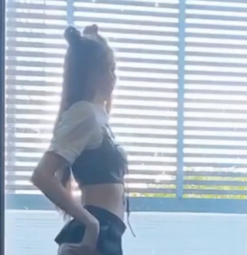 迷人长腿美女cartiernn，16v视频4.33G大小