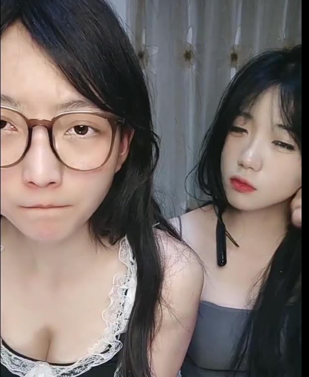 仙女快手甜美合集06年落泪道具4V4.4G，身材优质，戴眼镜潜力股！