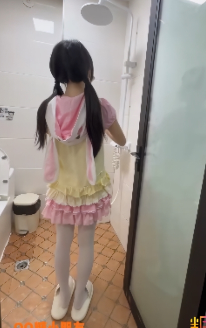 百度盘补光甜美QQ糖最新自拍合集10V13.7G，阴影补光小妹子