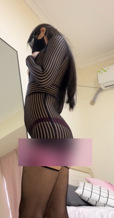 丝袜福利姬优优定制私拍合集NV145G，放飞自我