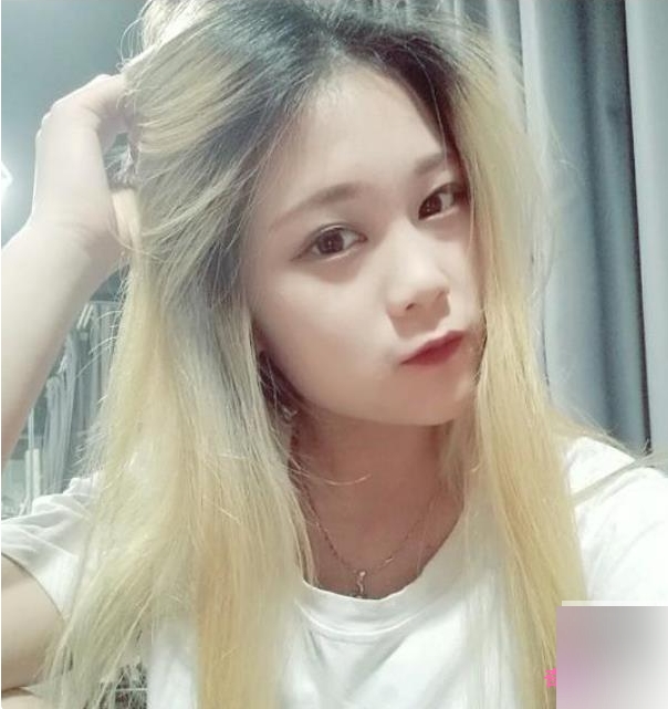 美足女神希妹私拍合集20V9.5G，优雅大长腿与娇小洁白双足