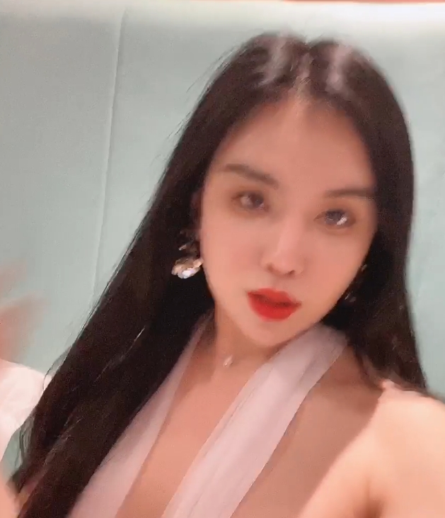 百度潘霜霜露脸私拍合集3.6G收藏81