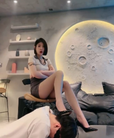 套路简一S粉嫩小脚特辑黑丝高跟10V6.9G绝了