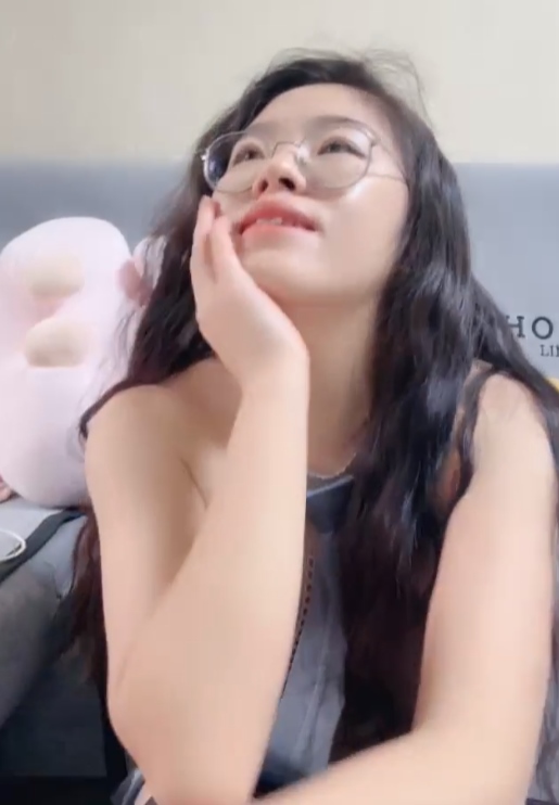 抖音95全能眼镜阿姨热舞25部18.4G九浅一深