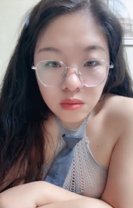 抖音95全能眼镜阿姨热舞25部18.4G九浅一深